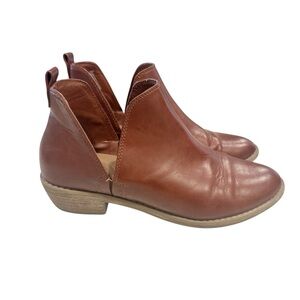Universal Thread Cut Out Brown Booties